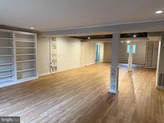 Building Photo - 10909 Clara Barton Ct