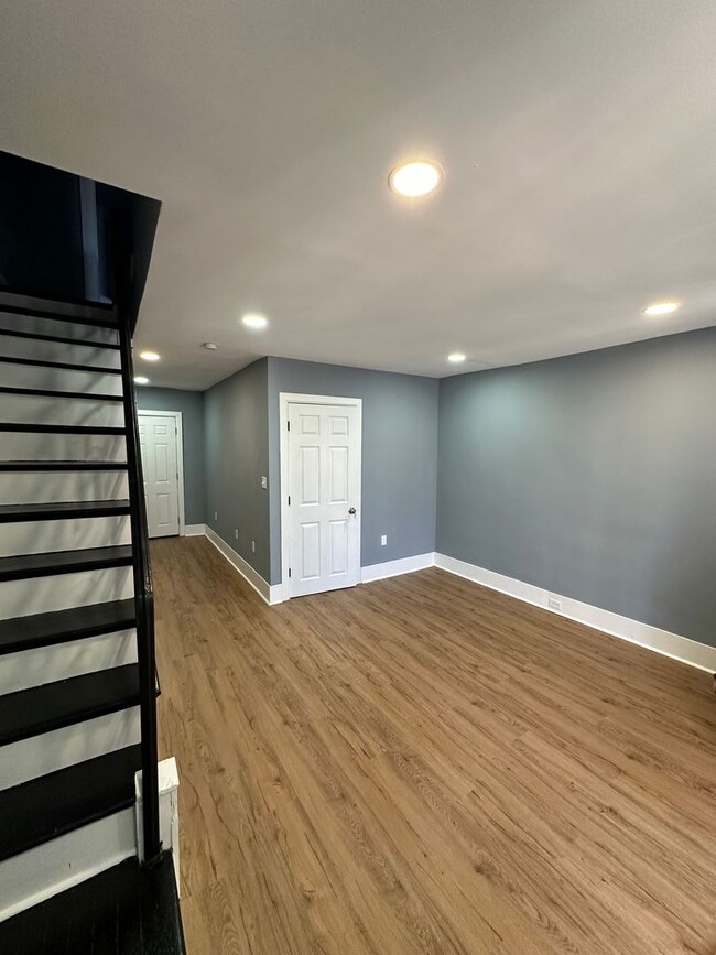 Building Photo - Renovated 3 Bed, 1 Bath rowhome