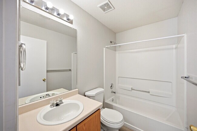 Building Photo - $2,495.95 - 3 Bed, 2 Bath Home in Denver with Central AC and Fenced in Yard!