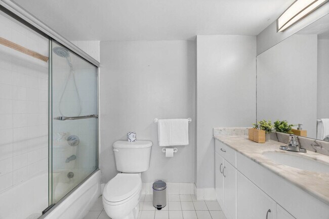 Building Photo - 1 SE 12th St