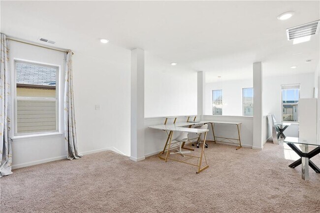 Building Photo - 341 Emporia Loop