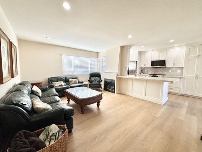 Building Photo - 3725 Sunset Ln