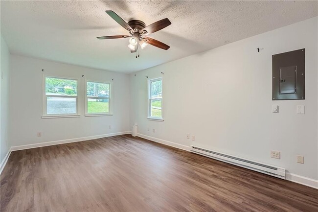 Building Photo - 3020 Woodland Dr NW