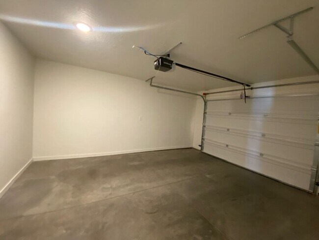 Building Photo - SPACIOUS HOME FOR RENT!