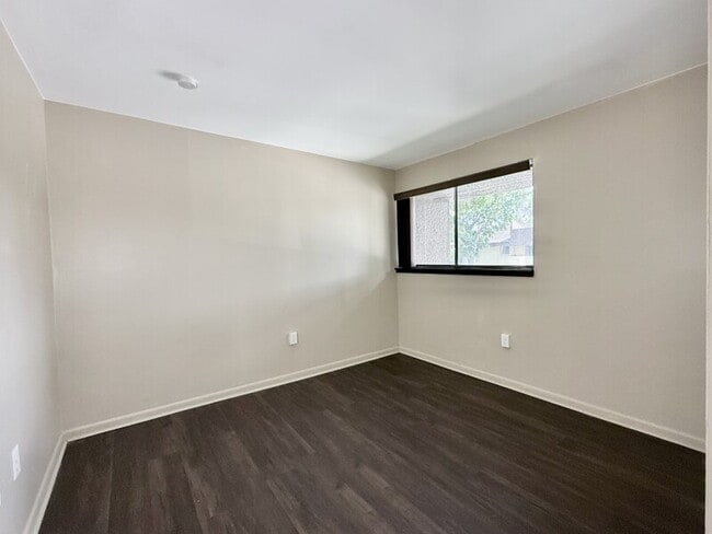 Building Photo - 785 S Village Dr