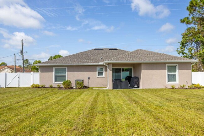 Building Photo - 43 Freeland Ln