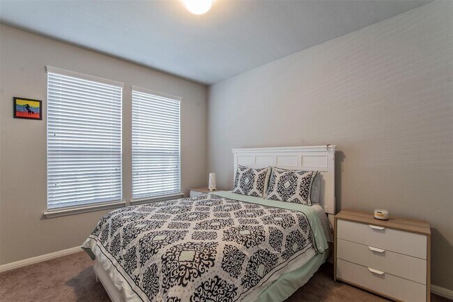 Building Photo - 352 S Brook Dr