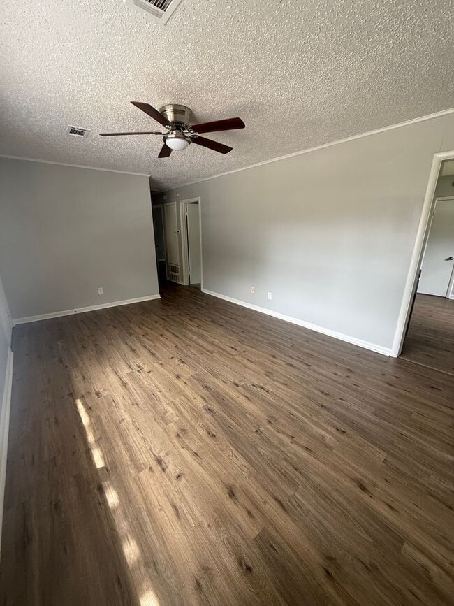 Building Photo - 9110 Woodford Dr
