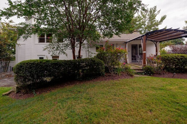 Building Photo - 9420 Holland Ave