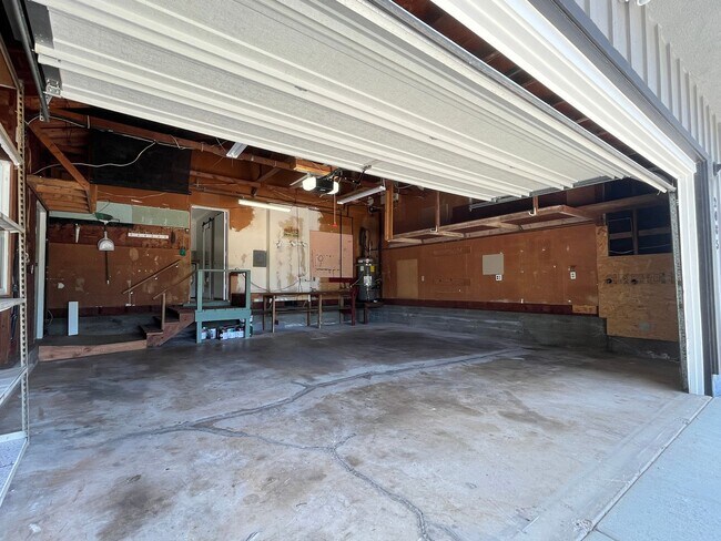 Building Photo - 2085 Warmlands Ave