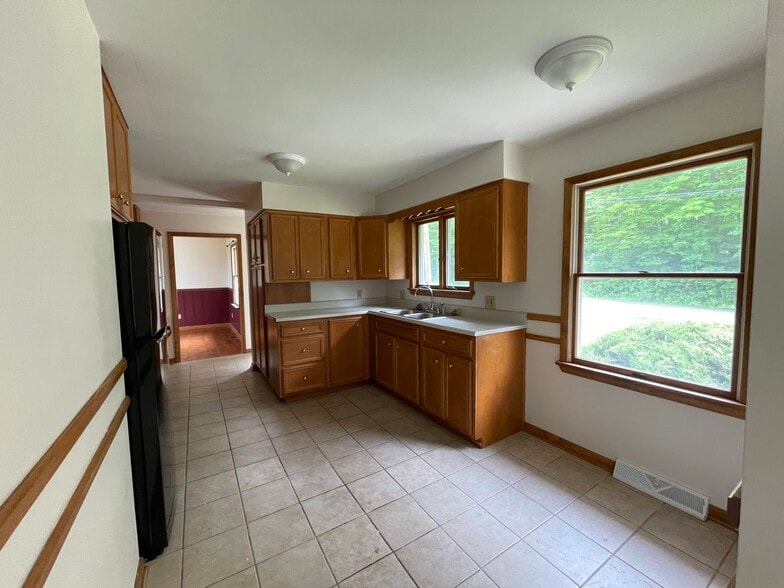 Kitchen - 2320 Rinderle Dr