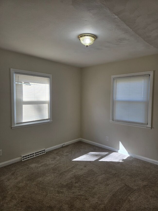 Building Photo - Charming 3-bedroom, 1-bathroom home in Por...