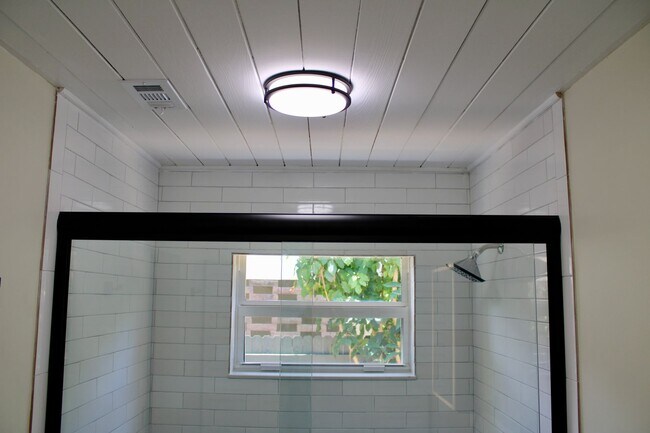Building Photo - Fully Renovated 3/3 Northwood Home with Gu...