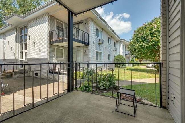 Building Photo - 613 Hillsboro Rd