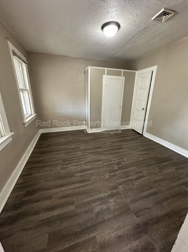 Building Photo - 809 Milton Ave