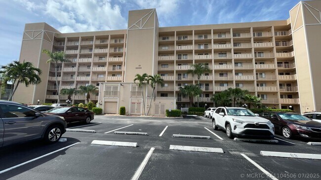 Building Photo - 6866 Huntington Ln