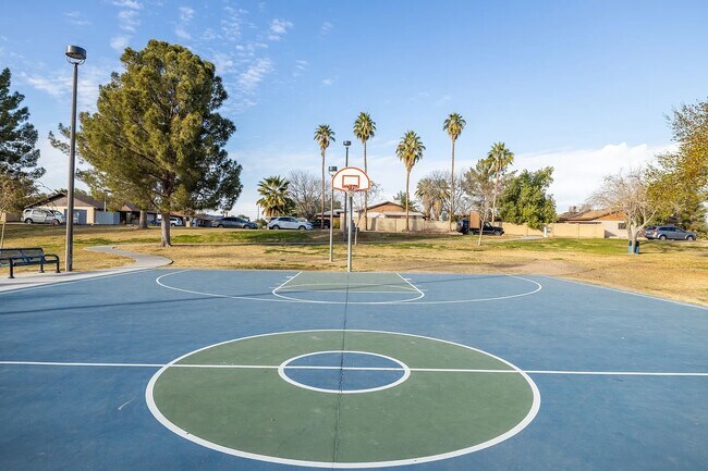 Building Photo - 709 W Vaughn St