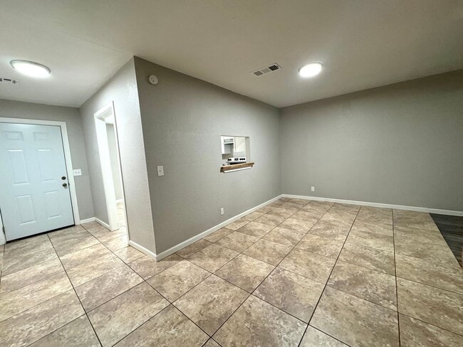 Building Photo - 3 bedroom 2 bathroom Duplex!