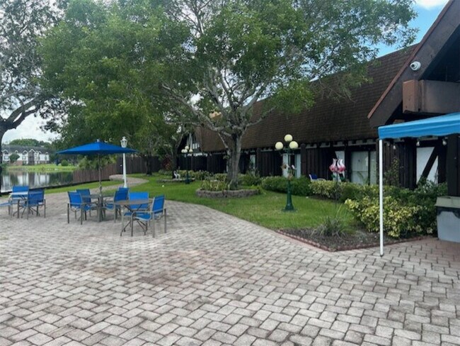 Building Photo - 3720 Inverrary Dr