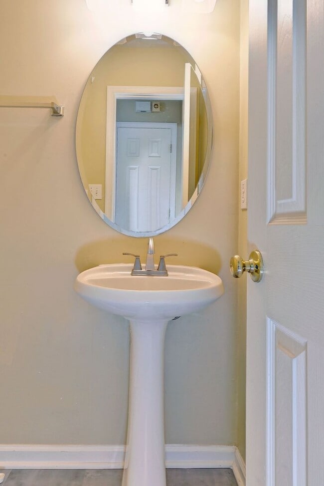 Building Photo - Spacious & Updated Hampton Home