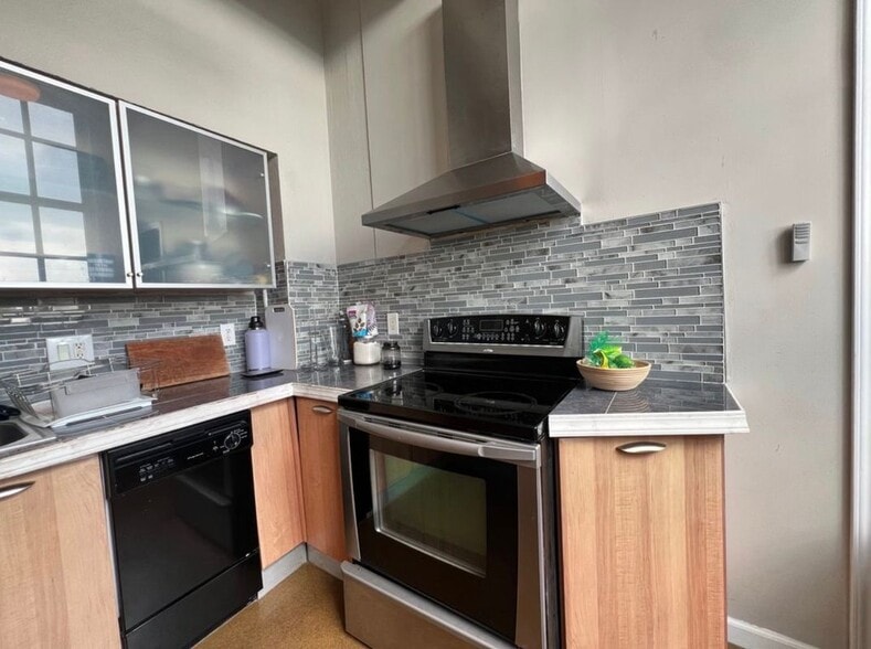 Building Photo - 6533 E Jefferson Ave