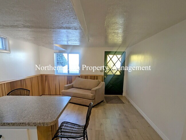 Building Photo - 1 Bed 1 Bath Lower Unit