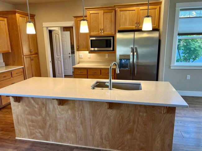 Building Photo - 449 Eagle Rock Dr