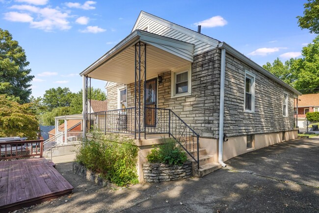 Building Photo - Charming 4 Bedroom Cape Cod close to Audub...