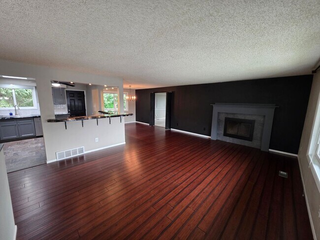 Building Photo - Beautiful Home in 5 Mile