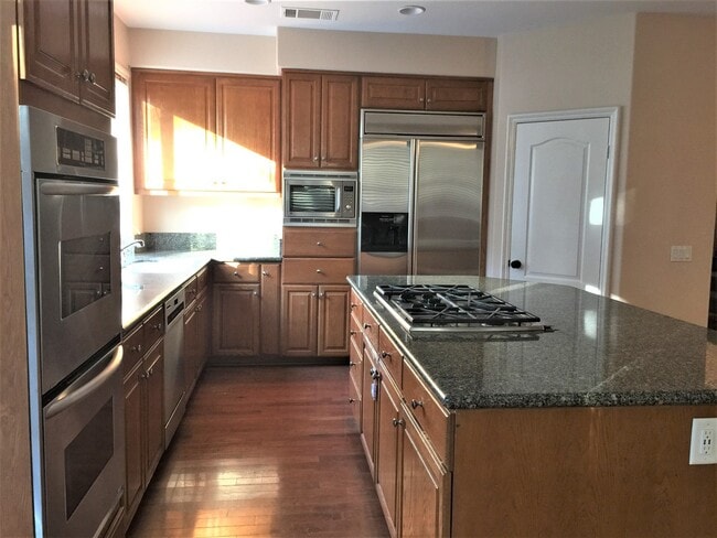 Building Photo - Gorgeous large single family home in Eastlake!