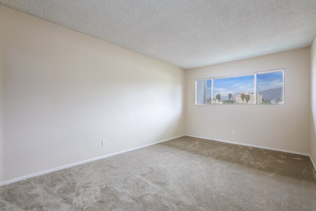 Building Photo - 220 E Live Oak St