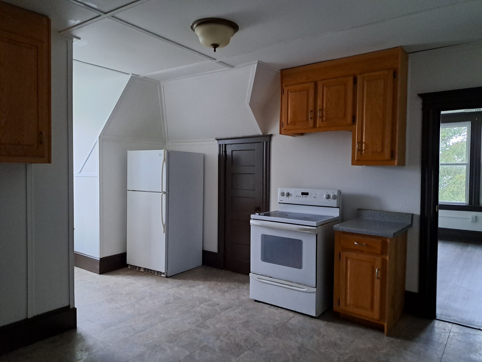 Building Photo - 261 Maple St