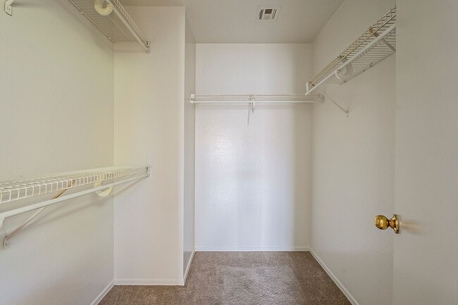Building Photo - 4 Bedroom home for rent
