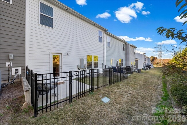 Building Photo - 1140 Streamside Ln