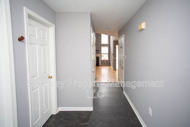 Building Photo - 605 Doral Dr