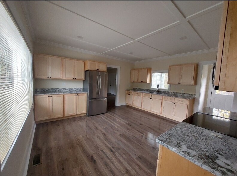 Building Photo - 20 Plante St