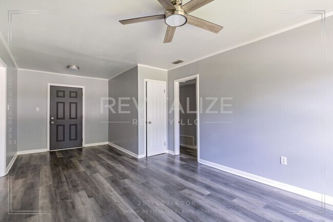 Building Photo - Charming 3-Bedroom Home with Unique Dual E...