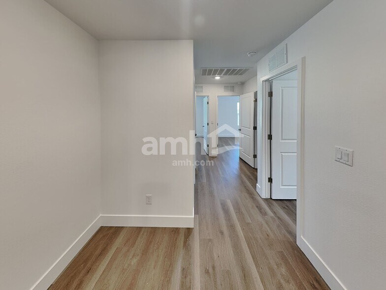 Building Photo - 5864 Vaes Dothrak St