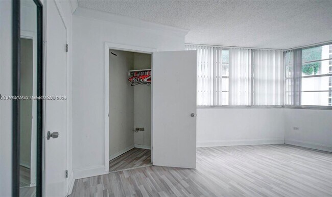 Building Photo - 999 Brickell Bay Dr