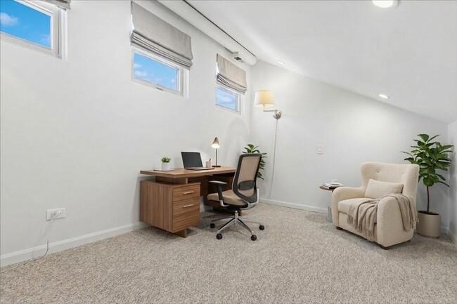 Building Photo - 1140 W Cornelia Ave