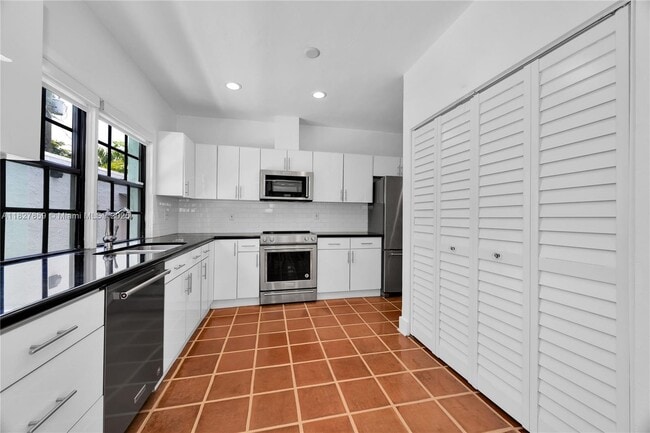 Building Photo - 410 Majorca Ave