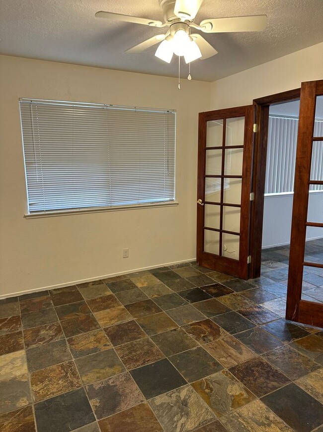Building Photo - CONDO FOR RENT!