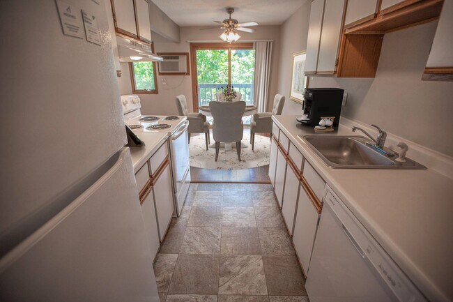 Building Photo - 2 Bedroom available at Woodridge Apartments in Northfield!
