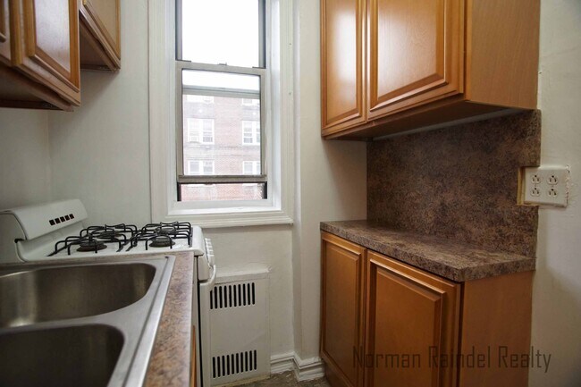 Building Photo - 1565 E 14th St