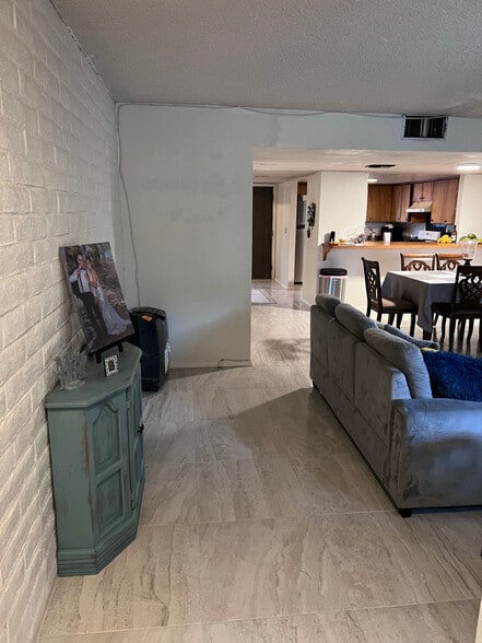 Building Photo - 790 W Mesa Verde Dr