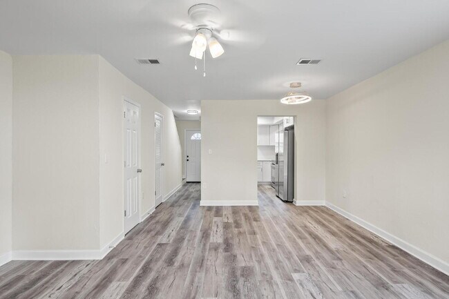 Building Photo - "Charming 2-Bed Townhouse with Modern Comf...