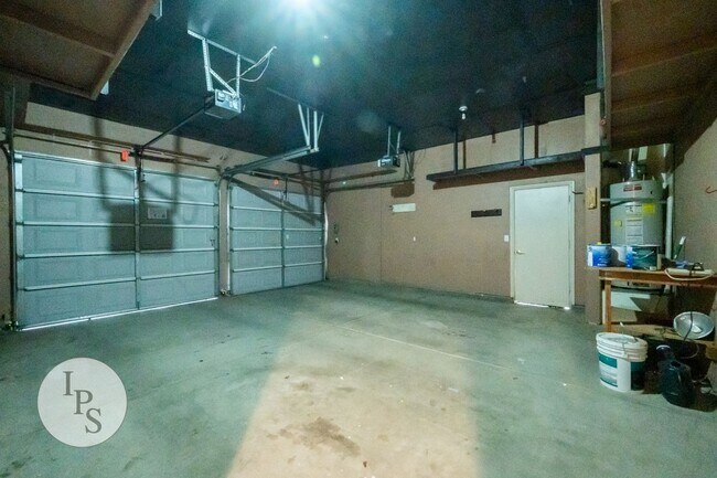 Building Photo - North Clovis Home, 3BR/2BA, Built 2005 - Lots of Amenities!