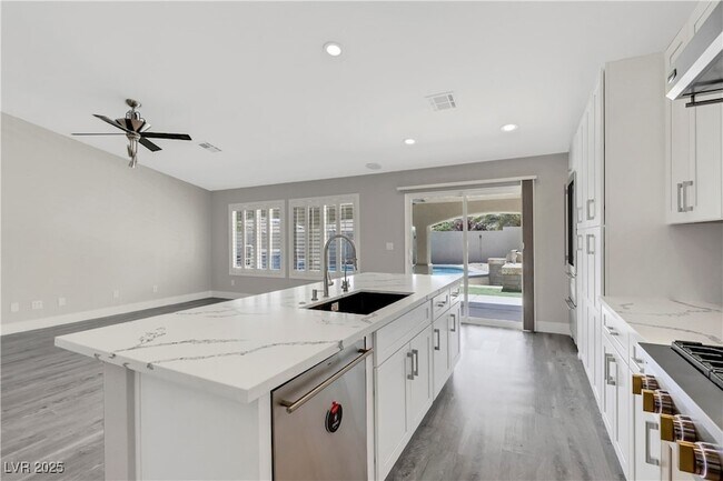 Building Photo - 7379 Majestic Bluff Pl