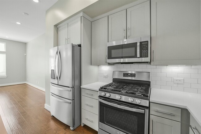 Building Photo - 720 W Donovan St