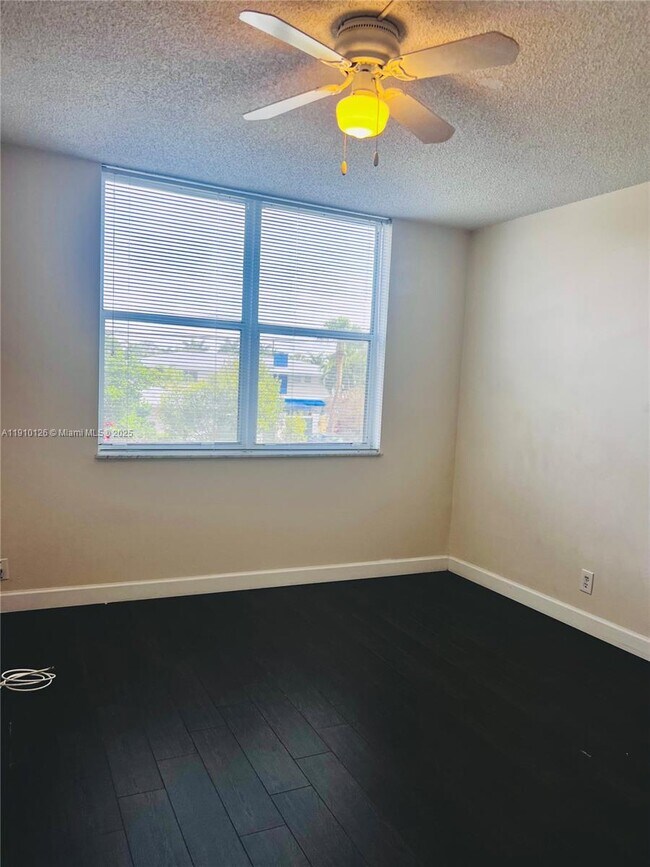 Building Photo - 1050 SE 15th St